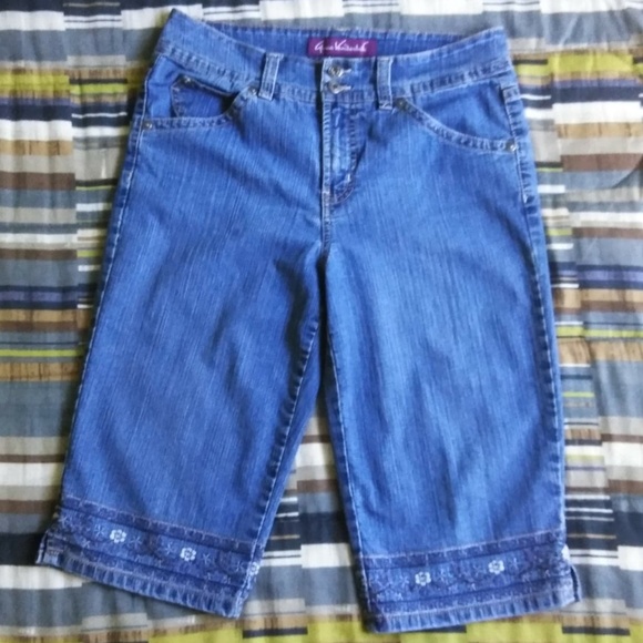 gloria vanderbilt jordyn embroidered capris